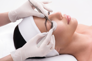 Cum sa aplici extensiile de gene pentru un look natural? Ghid complet